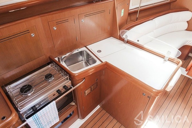 Oceanis 343 - Yacht Charter Sailica