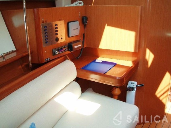 Oceanis 343 - Yacht Charter Sailica