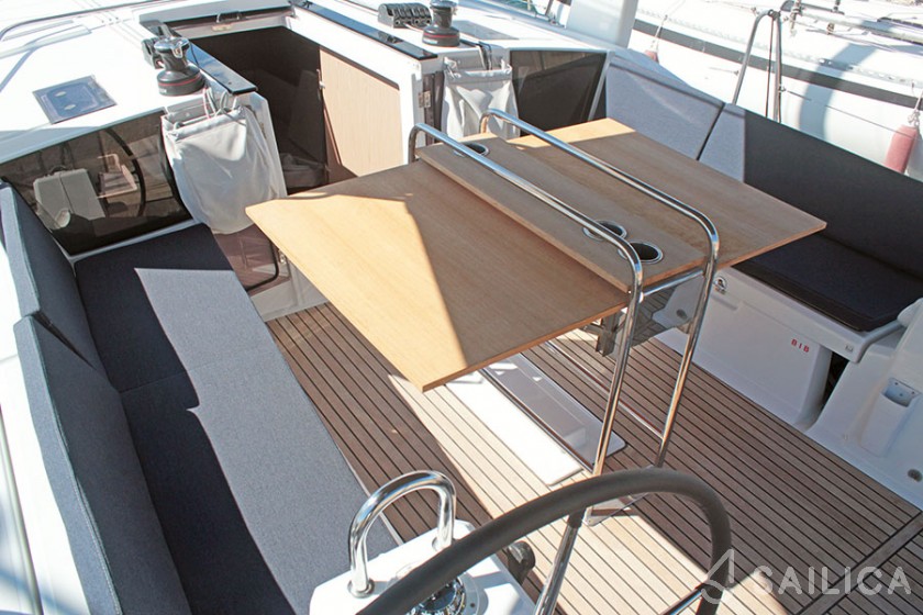 Oceanis 41.1 - Yacht Charter Sailica