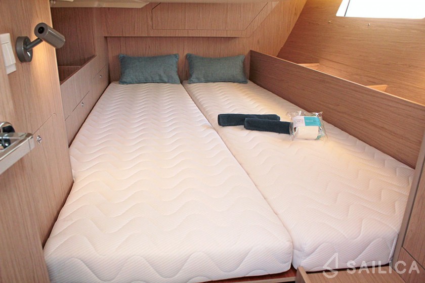 Oceanis 41.1 - Yacht Charter Sailica