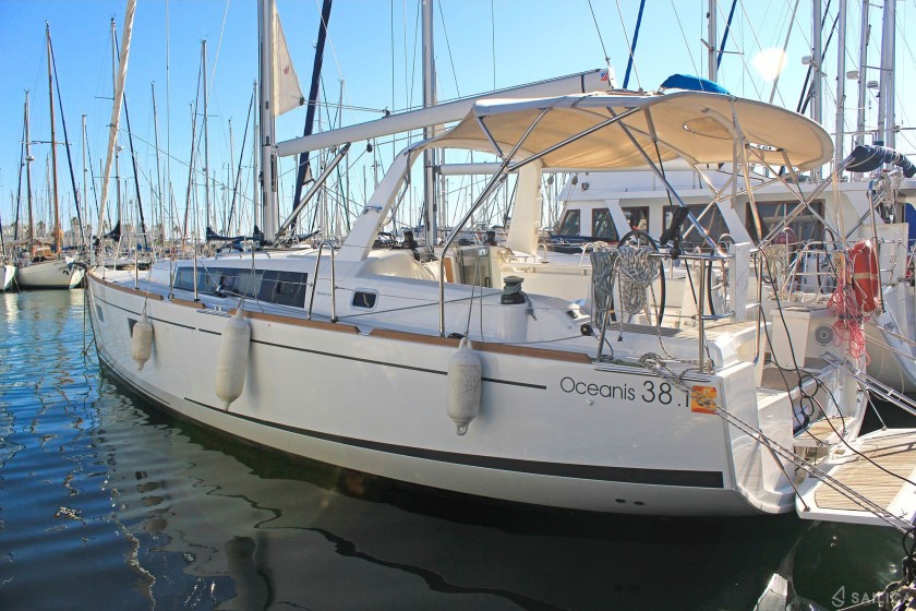 Oceanis 38.1 - Yacht Charter Sailica