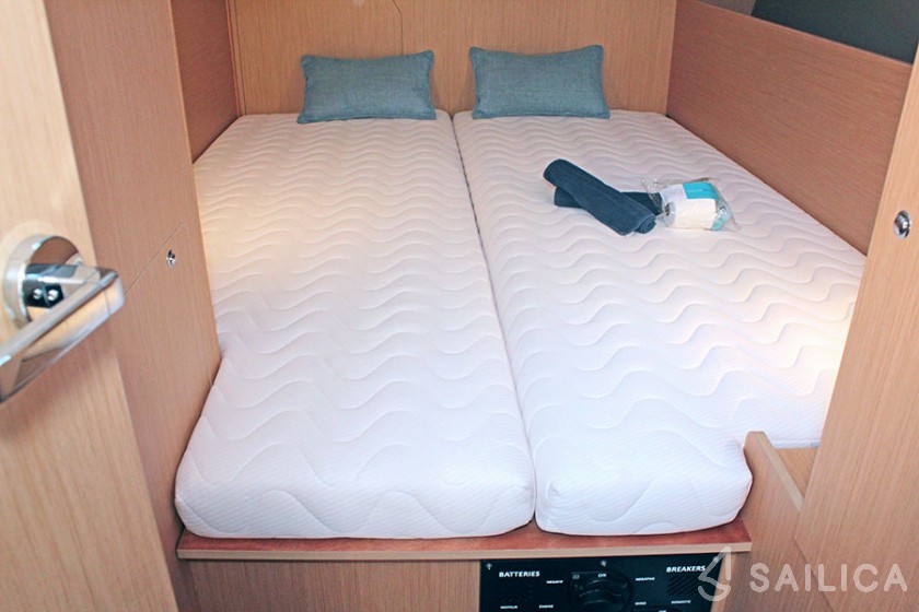 Oceanis 38.1 - Yacht Charter Sailica