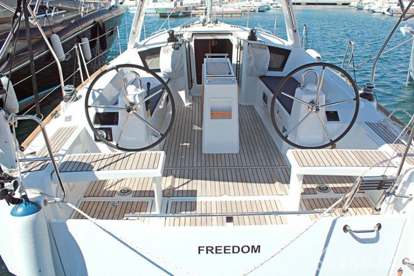 Oceanis 38.1 - Yacht Charter Sailica