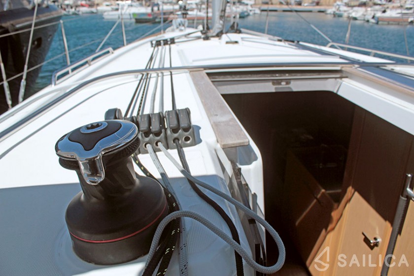 Oceanis 38.1 - Yacht Charter Sailica