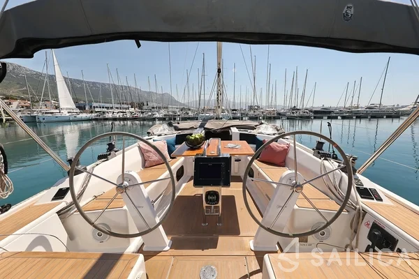 Hanse 415 - Yacht Charter Sailica