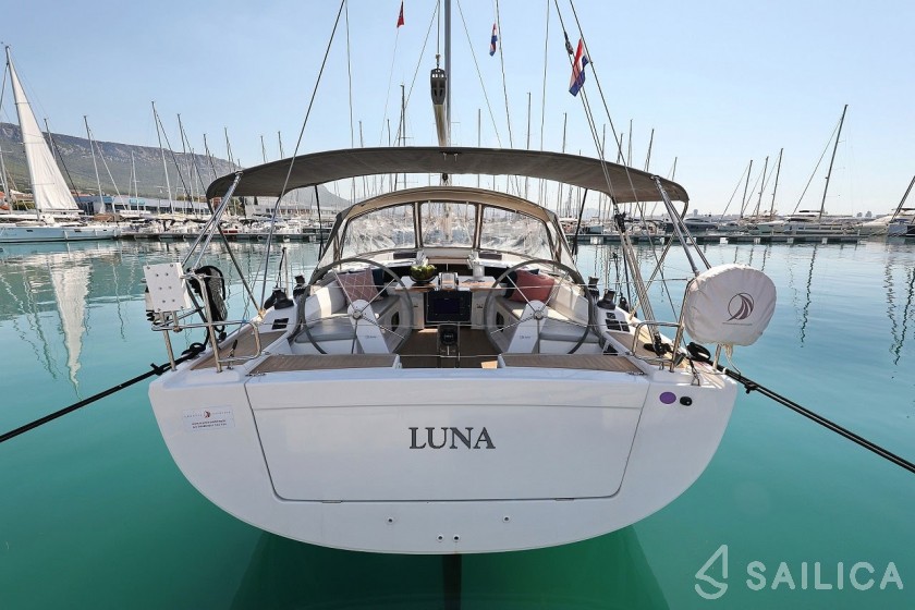 Hanse 415 - Yacht Charter Sailica