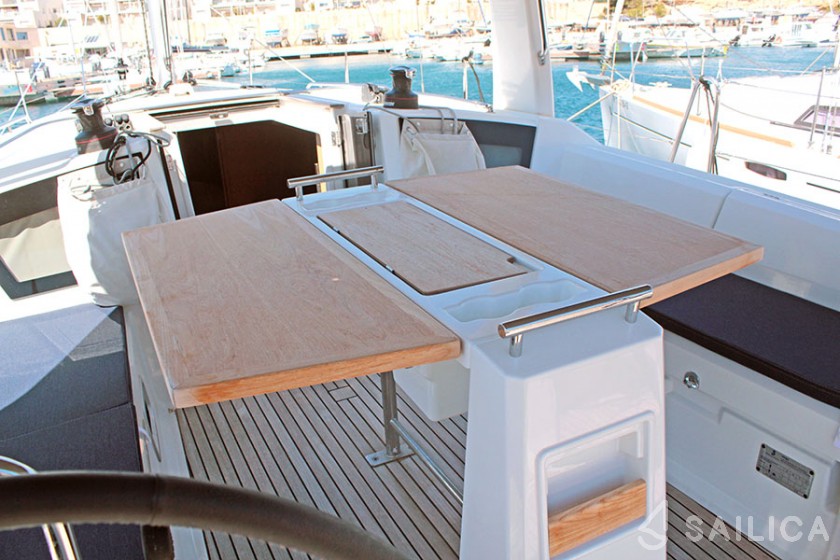 Oceanis 38.1 - Yacht Charter Sailica