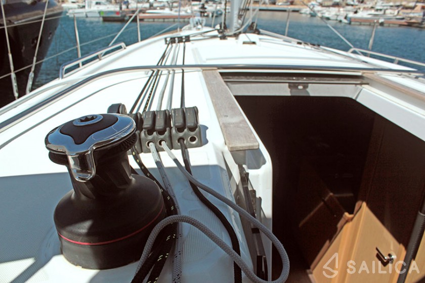 Oceanis 38.1 - Yacht Charter Sailica