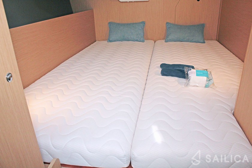Oceanis 38.1 - Yacht Charter Sailica