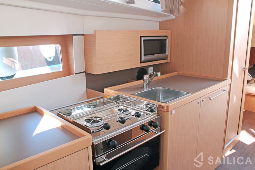 Oceanis 38.1 - Yacht Charter Sailica