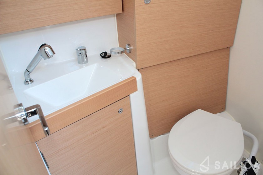 Oceanis 38.1 - Yacht Charter Sailica