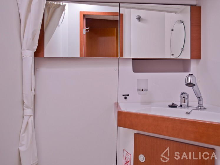 Oceanis 50 - Yacht Charter Sailica