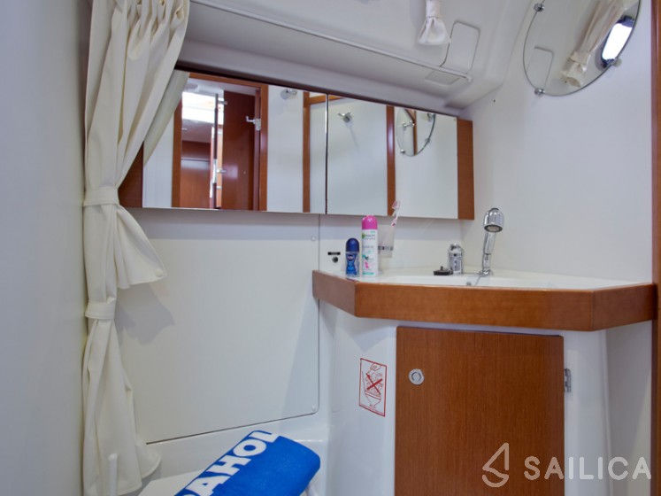 Oceanis 50 - Yacht Charter Sailica