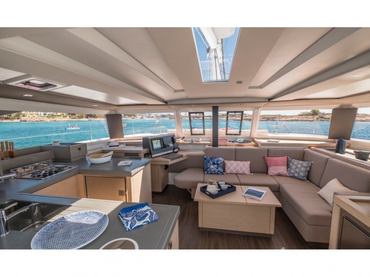Astréa 42 - Yacht Charter Sailica