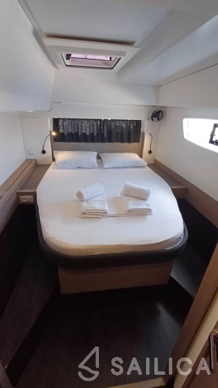 Astréa 42 - Yacht Charter Sailica