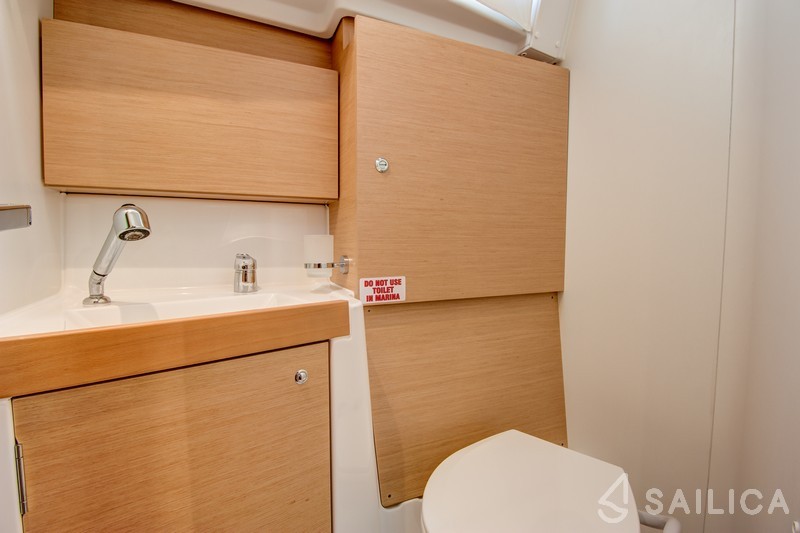 Oceanis 38 - Yacht Charter Sailica