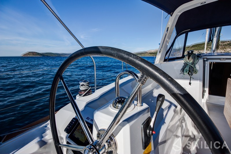 Oceanis 38 - Yacht Charter Sailica