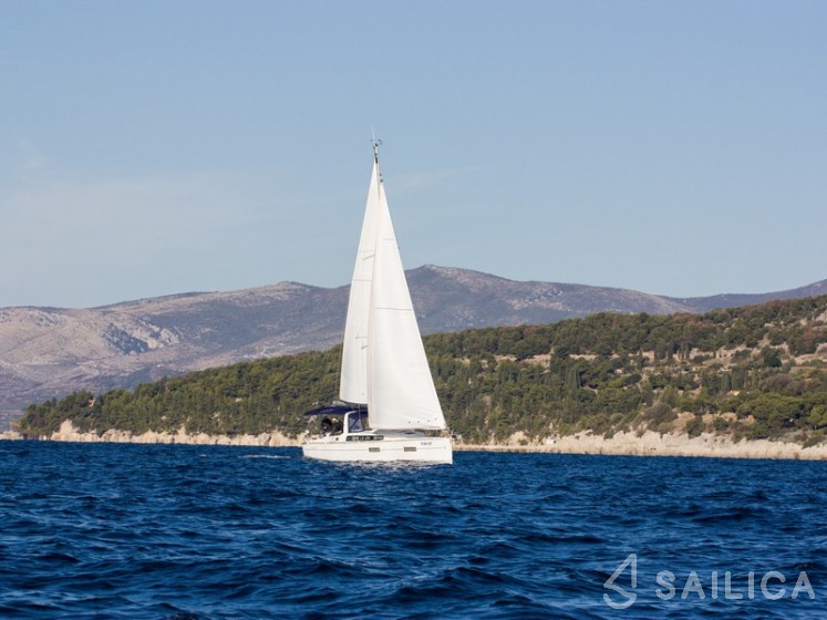 Oceanis 38 - Yacht Charter Sailica