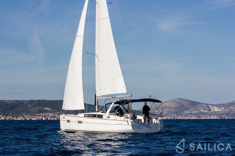 Oceanis 38 - Yacht Charter Sailica