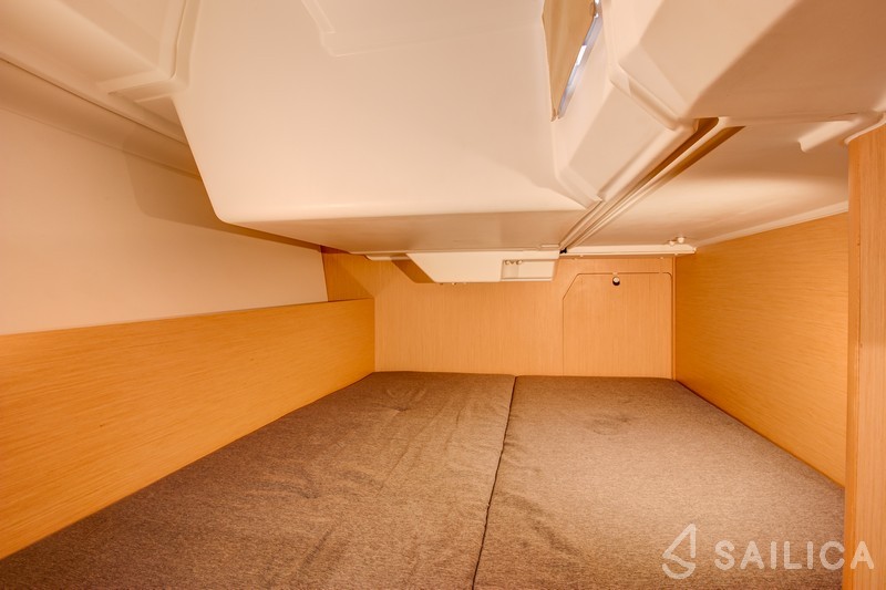 Oceanis 38 - Yacht Charter Sailica