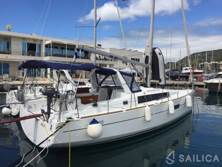 Oceanis 38 - Yacht Charter Sailica