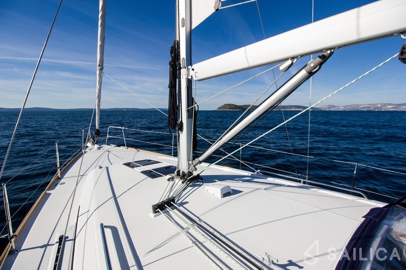 Oceanis 38 - Yacht Charter Sailica