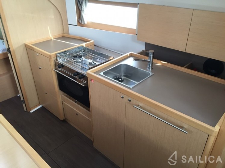 Oceanis 38 - Yacht Charter Sailica