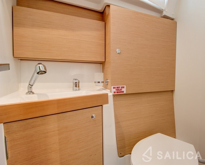 Oceanis 38 - Yacht Charter Sailica