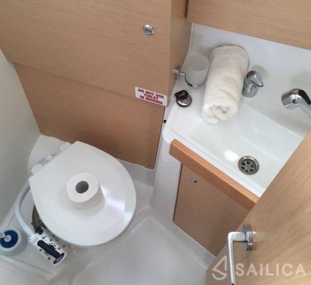 Oceanis 38 - Yacht Charter Sailica