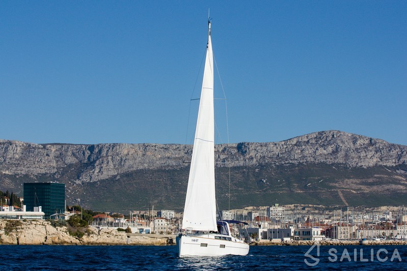Oceanis 38 - Yacht Charter Sailica