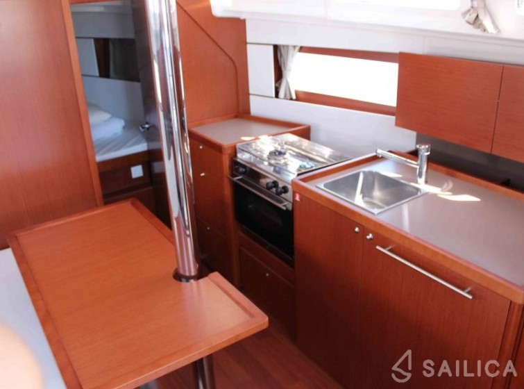 Oceanis 35 - Yacht Charter Sailica