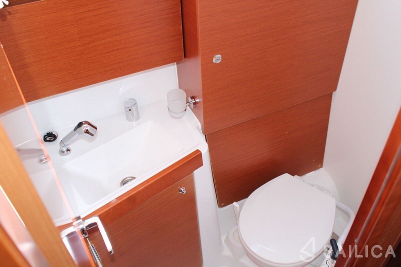 Oceanis 35 - Yacht Charter Sailica