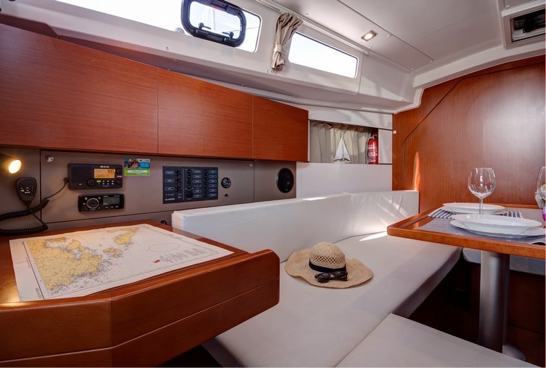 Oceanis 35 - Yacht Charter Sailica