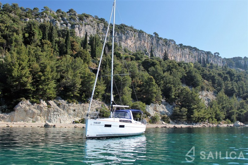Oceanis 35 - Yacht Charter Sailica