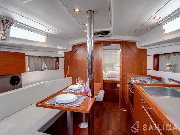 Oceanis 35 - Yacht Charter Sailica