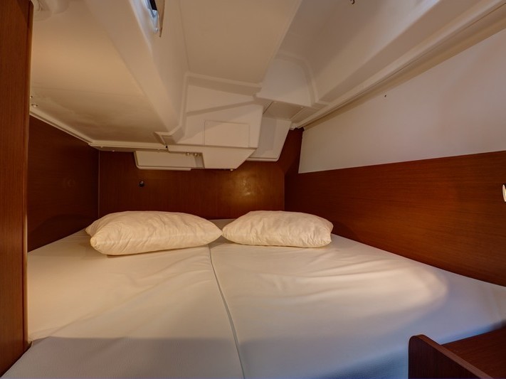 Oceanis 35 - Yacht Charter Sailica