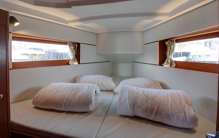 Oceanis 35 - Yacht Charter Sailica
