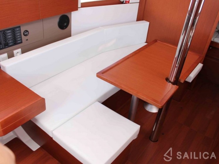 Oceanis 35 - Yacht Charter Sailica