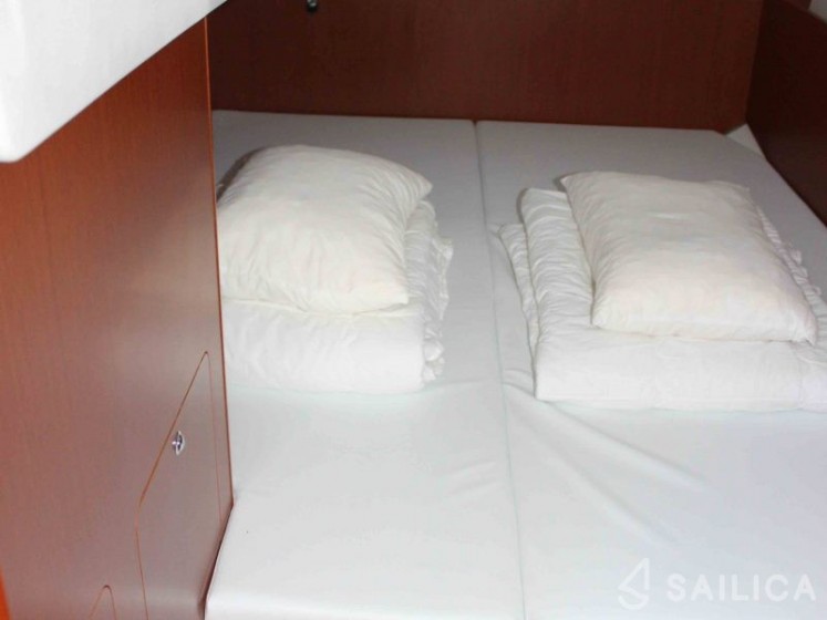 Oceanis 35 - Yacht Charter Sailica
