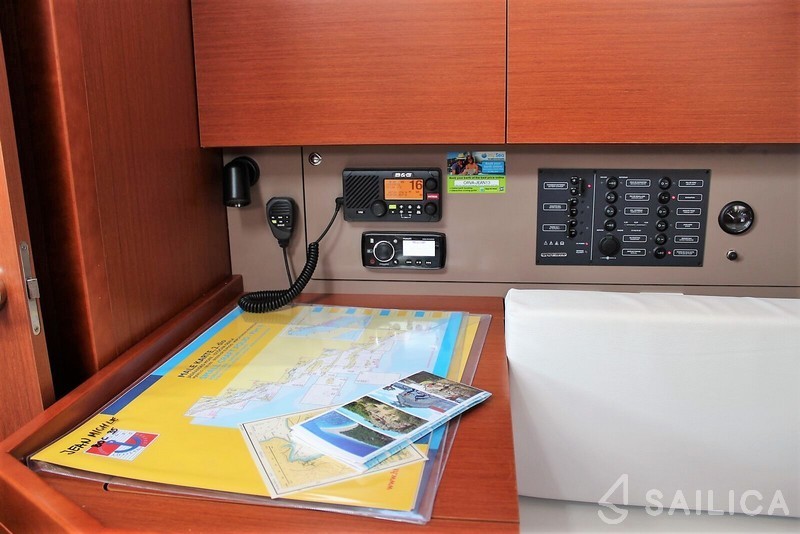 Oceanis 35 - Yacht Charter Sailica