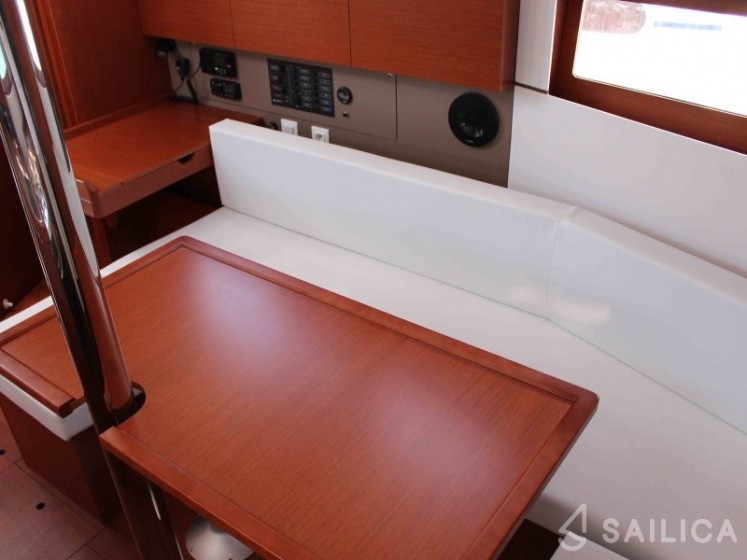 Oceanis 35 - Yacht Charter Sailica