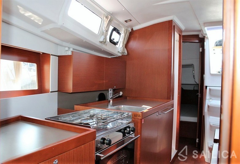Oceanis 35 - Yacht Charter Sailica