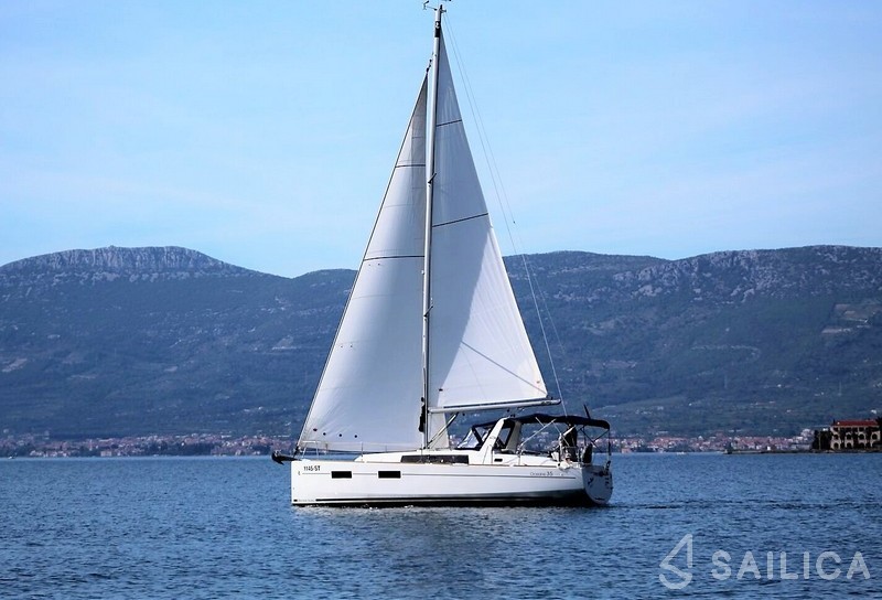 Oceanis 35 - Yacht Charter Sailica