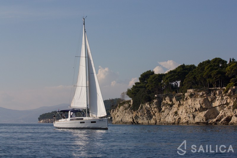 Oceanis 35 - Yacht Charter Sailica