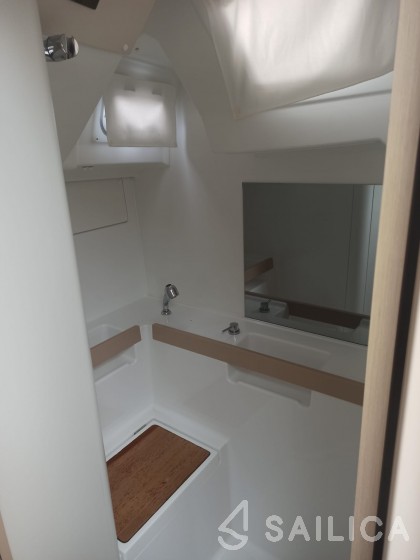 Oceanis 38.1 - Yacht Charter Sailica