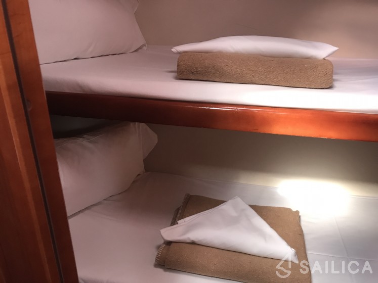 Oceanis 43 - Yacht Charter Sailica