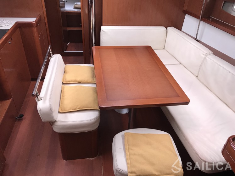 Oceanis 43 - Yacht Charter Sailica