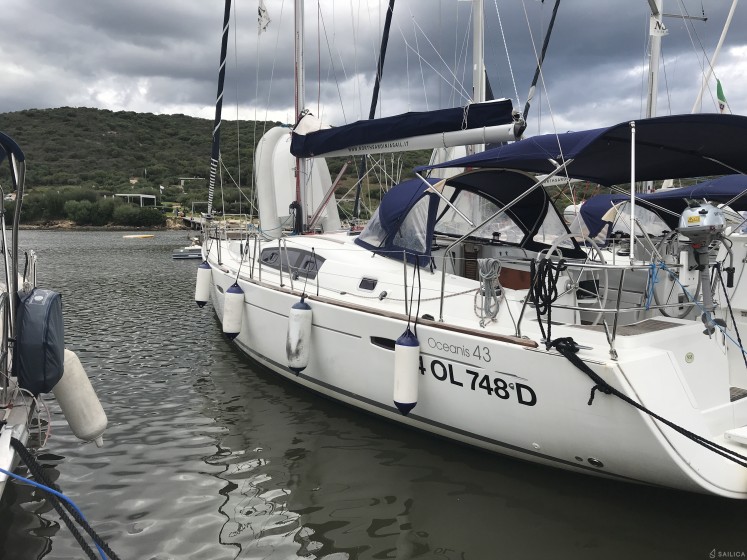 Oceanis 43 - Yacht Charter Sailica