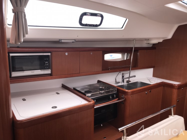 Oceanis 43 - Yacht Charter Sailica