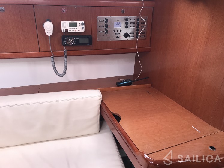 Oceanis 43 - Yacht Charter Sailica